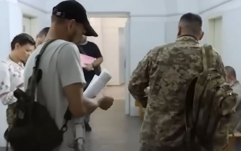 Повістки отримують навіть заброньовані працівники: що може вимагати ТЦК
