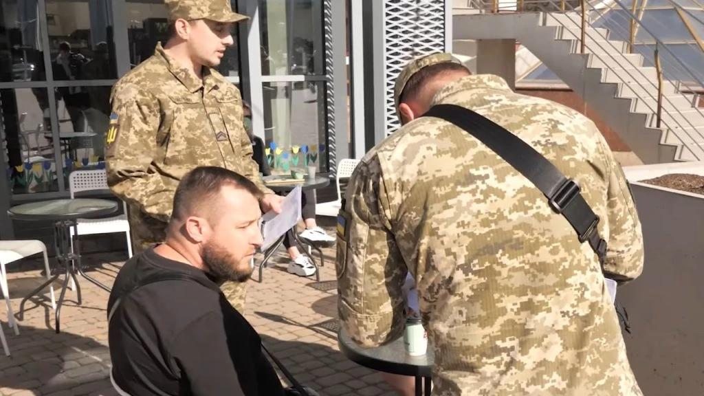 ТЦК може виявити військового в СЗЧ на вулиці: хто має право його затримувати