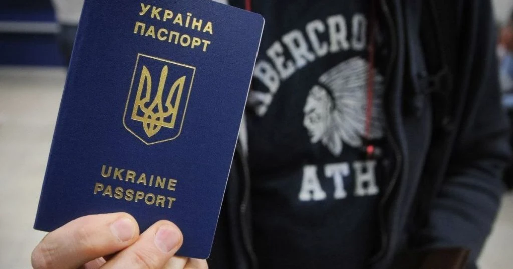 Чоловікам за кордоном можуть не видати готовий паспорт: у ДМС назвали обов’язкову умову